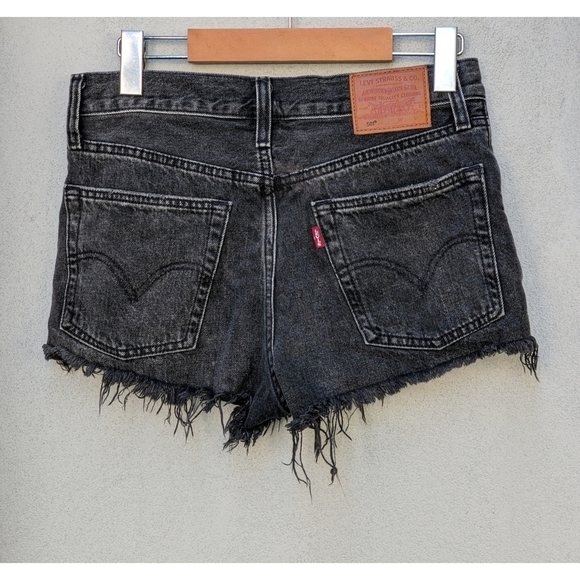 Levi's 501 Cutoff Denim Shorts Size 25 - Mid Rise - Black Distressed Frayed Hem - Picture 2 of 8